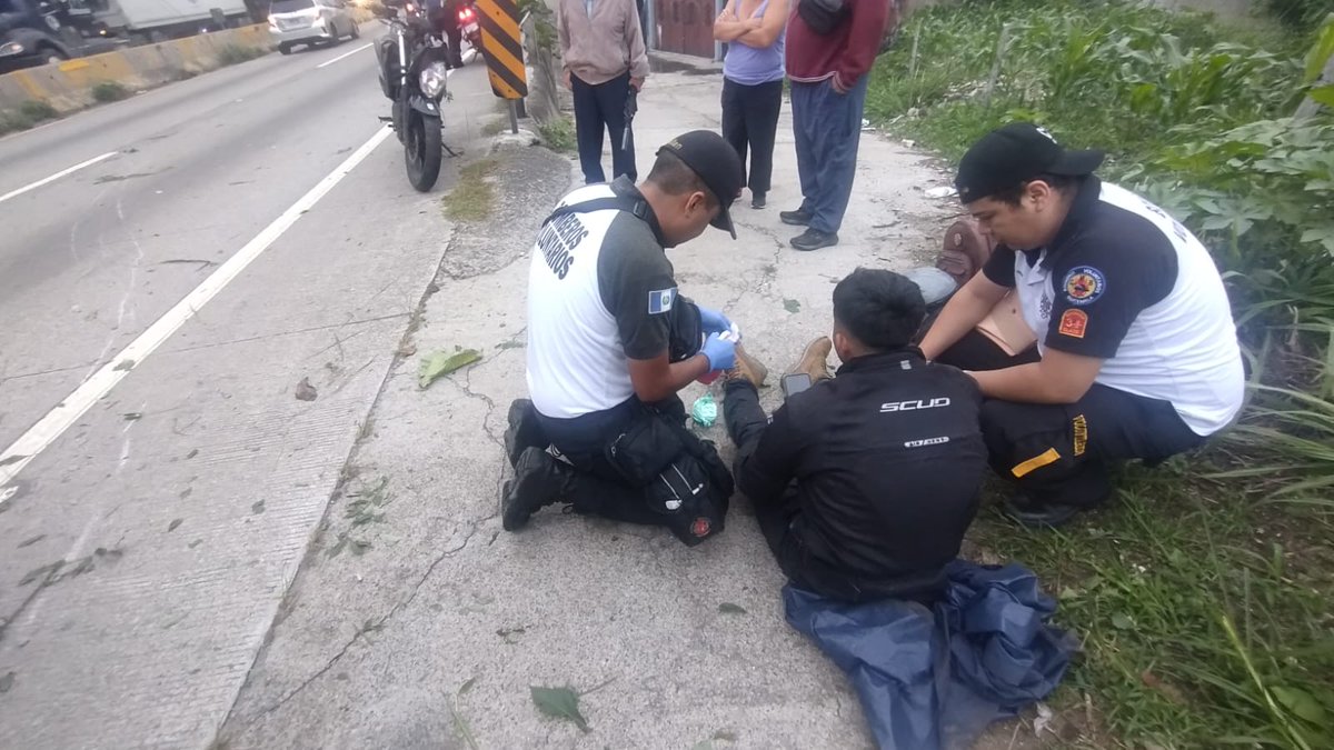 BVoluntariosGT's tweet photo. Tripulantes de motocicleta sufren accidente en el km. 22 ruta al Atlántico; Bomberos Voluntarios de la 85 compañia, aplicaron primeros auxilios a dos pacientes.-
#CVBalServicio https://t.co/AmV21rO80i