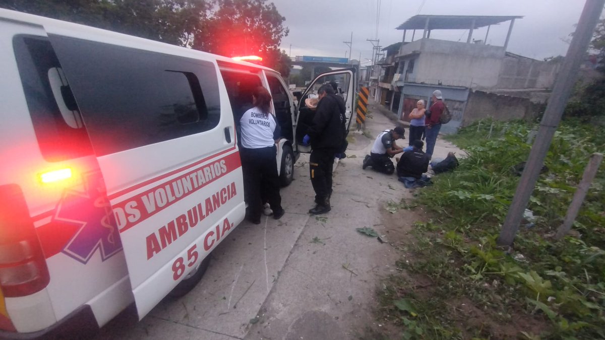 BVoluntariosGT's tweet photo. Tripulantes de motocicleta sufren accidente en el km. 22 ruta al Atlántico; Bomberos Voluntarios de la 85 compañia, aplicaron primeros auxilios a dos pacientes.-
#CVBalServicio https://t.co/AmV21rO80i