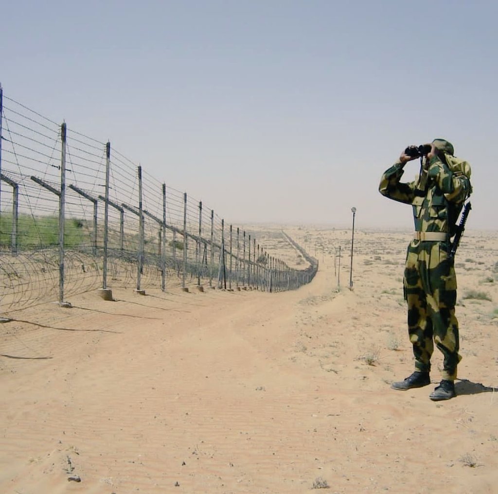 BSF_Rajasthan's tweet photo. 𝐁𝐨𝐮𝐧𝐝𝐥𝐞𝐬𝐬 𝐒𝐤𝐲,
𝐄𝐧𝐝𝐥𝐞𝐬𝐬 𝐃𝐞𝐬𝐞𝐫𝐭,
𝐅𝐞𝐚𝐫𝐥𝐞𝐬𝐬 𝐌𝐢𝐧𝐝,
𝐓𝐢𝐫𝐞𝐥𝐞𝐬𝐬 𝐃𝐞𝐝𝐢𝐜𝐚𝐭𝐢𝐨𝐧.

#BSF
#FirstLineofDefence https://t.co/tb0m7x1JKO