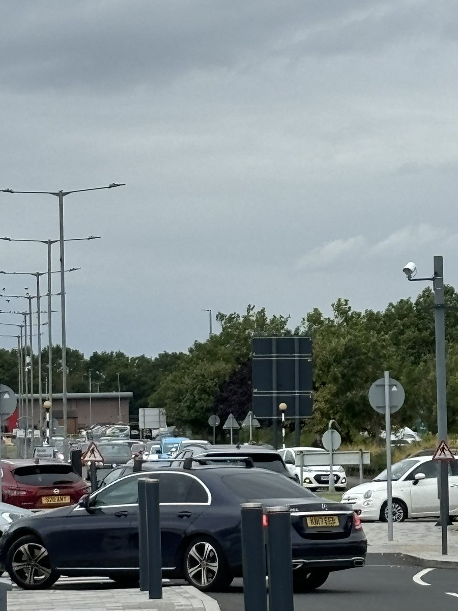 smilerdicanio's tweet photo. @teesside_park Honestly what is the point of Teesside Park’s 4hr parking restriction in their main car park!?! £100 fine for overstay but there’s now a shed load of empty spaces whilst cars queue to try get in!! The problem isn’t people staying to long and spending lots of money! Its getting in https://t.co/SqTAgrqCcB