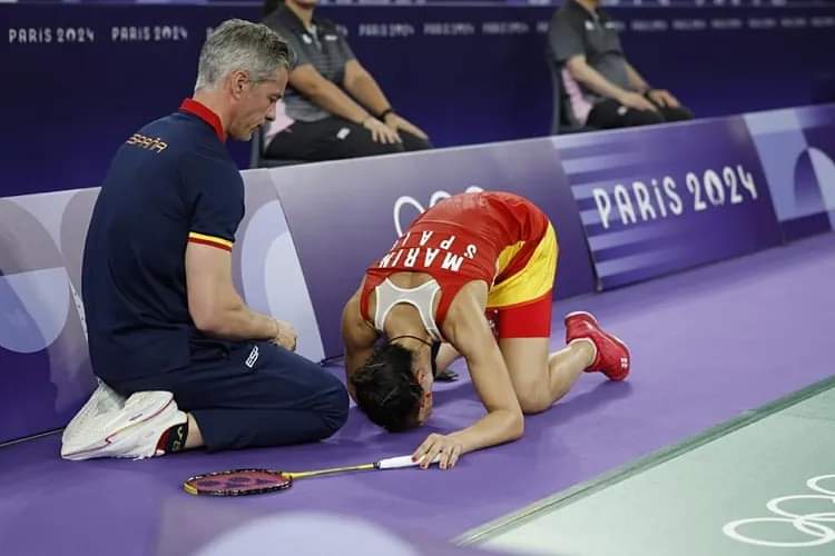 "الصورة الأكثر إيلاماً للرياضة #الإسبانية في #أولمبياد_باريس"، بعد إصابة لاعبة الريشة كارولينا مارين، التي وصلت إلى نصف النهائي الأولمبي.

انسحبت مارين بسبب إصابة في الركبة من مباراتها في نصف النهائي.

"الرياضة تبكي مع كارولينا مارين" هكذا لخصت الصحف الإسبانية الوضع
#Olympics