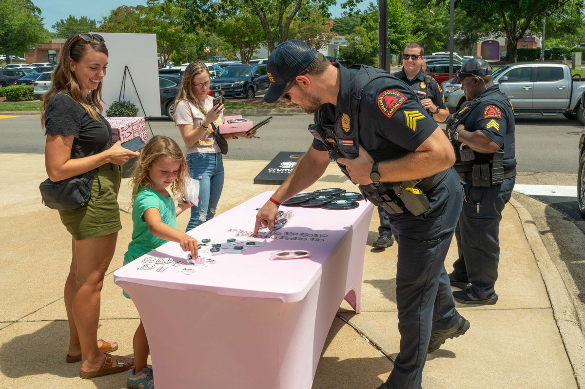 raleighpolice's tweet photo. Happy National Chocolate Chip Cookie Day! 🍪🍪🍪

We are still reminiscing about Friday's Cookie with a Cop event @CrumblCookies. Thank you to everyone who came out to talk and connect with us! 

#CookieWithACop #RPD #Crumbl #NationalChocolateChipCookieDay #RaleighPD https://t.co/9YEpsraHB4