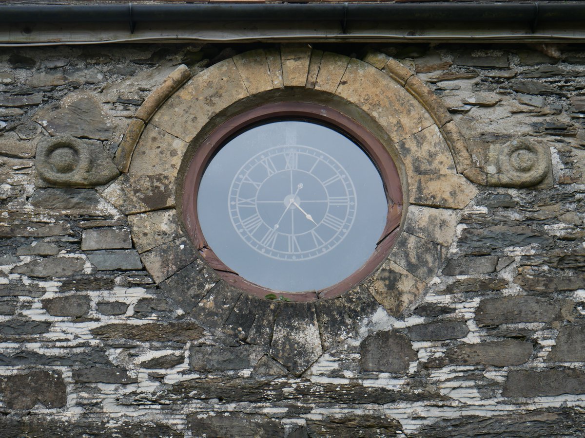 TimPalmerEO's tweet image. #SundayStonework Spolia.  Georgian stable detail using stone reclaimed from Strata Florida Abbey, Cards.  Segments are recut Dundry stone.  Ring detailing: probably medieval, reclaimed as seen; Malltraeth sandstone (Anglesey).  Shale and greywacke rubble.