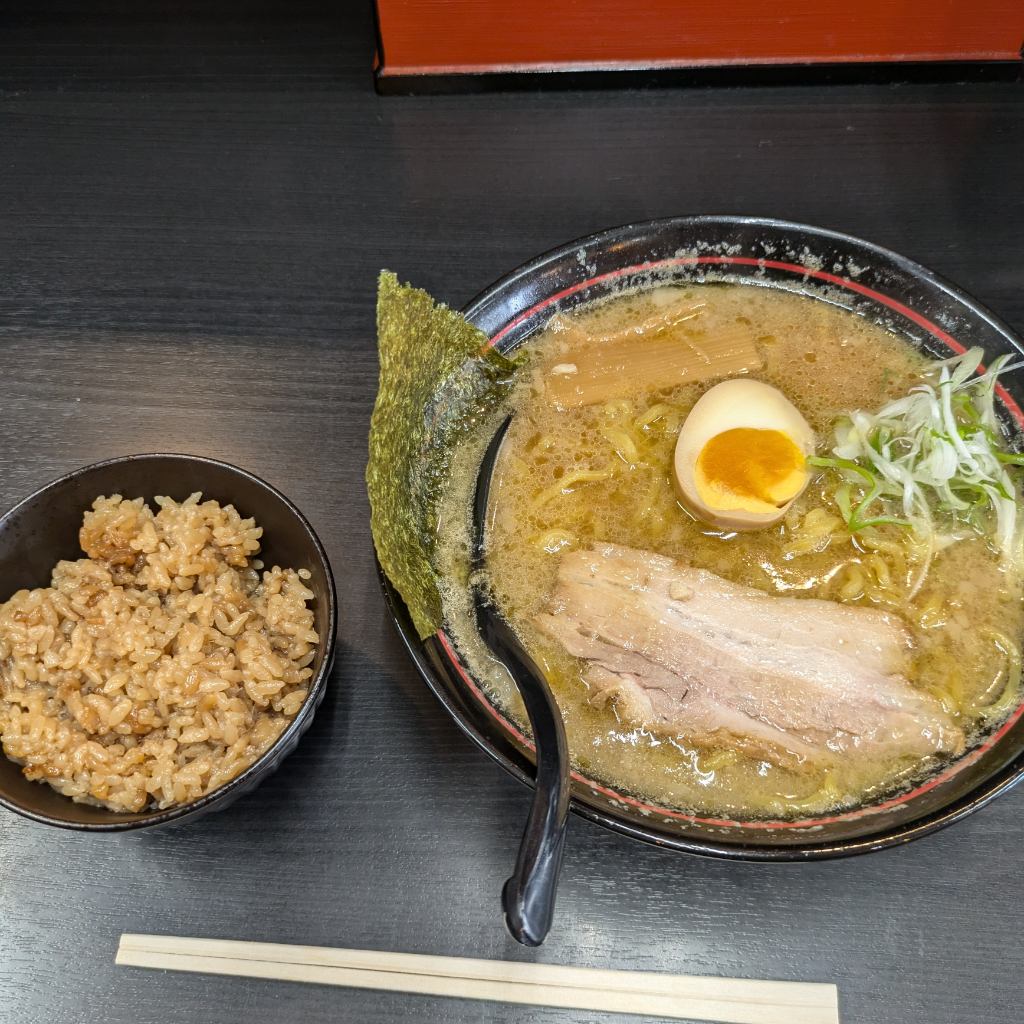 kome2bon2's tweet photo. 深川ハーフマラソンチャレンジ！
フルマラソンの想定ペースで何とか完走。

作AC.監督作田さん、深川出身で100kマラ日本代表の髙田さんと記念写真。

栄養補給は最寄りのラーメン屋「山龍」。

#岩見沢
#朝ラン
#深川ハーフマラソン
#s4
#作田徹
#髙田由基
#山龍
#ラーメンは総合栄養食
#と信じてる https://t.co/4O7jiXsfbp