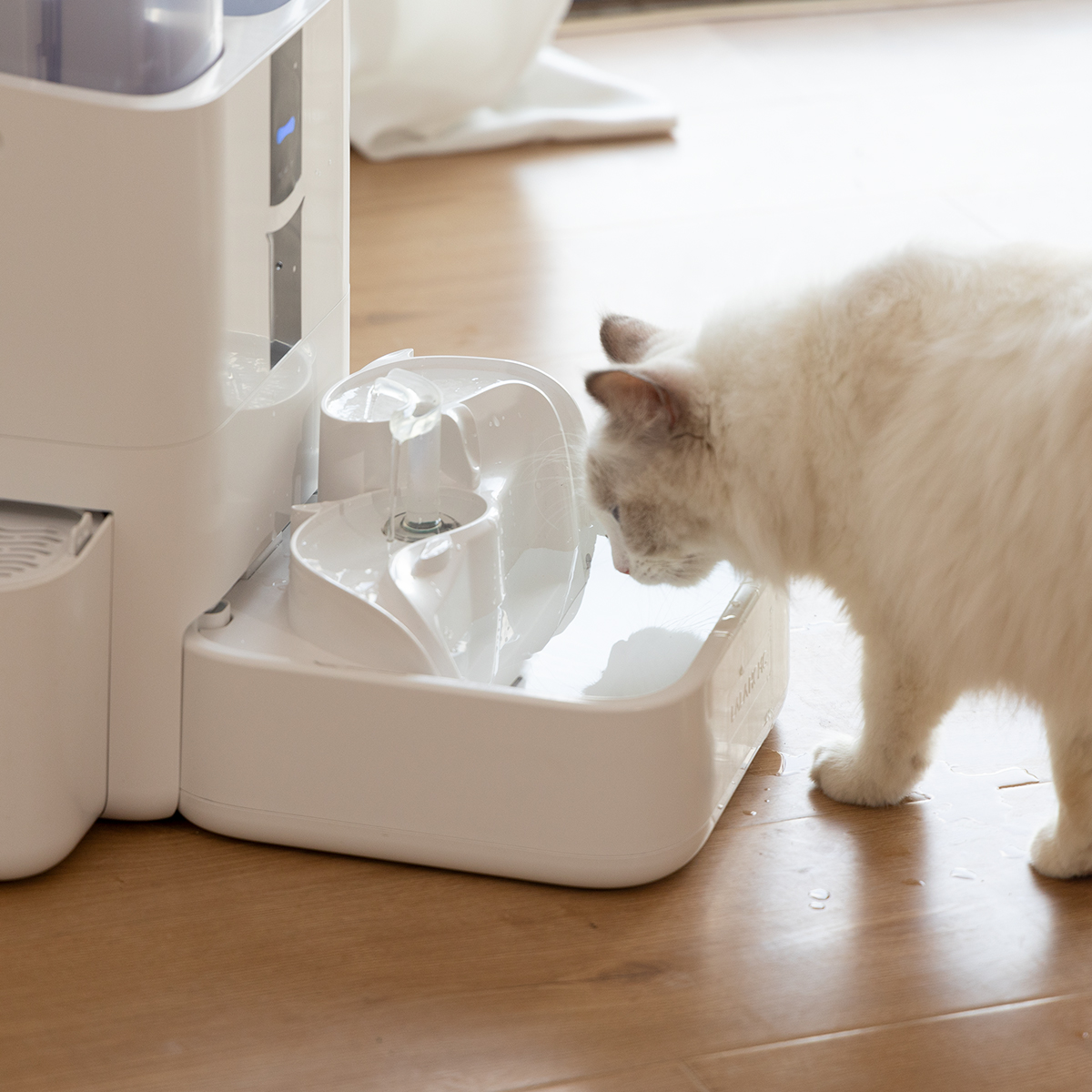 LALAHOME_JP's tweet photo. 高い位置から低い位置まで、ペットが好きな位置で水を飲むことが可能に😺
ペットが安心して、いつでも新鮮で清潔な水を飲めます😺
#Makuake にて近日公開❣️
https://t.co/0XoYGB5FRb
#LALAHOME #ペット給水器 https://t.co/hzkiKB0u9F