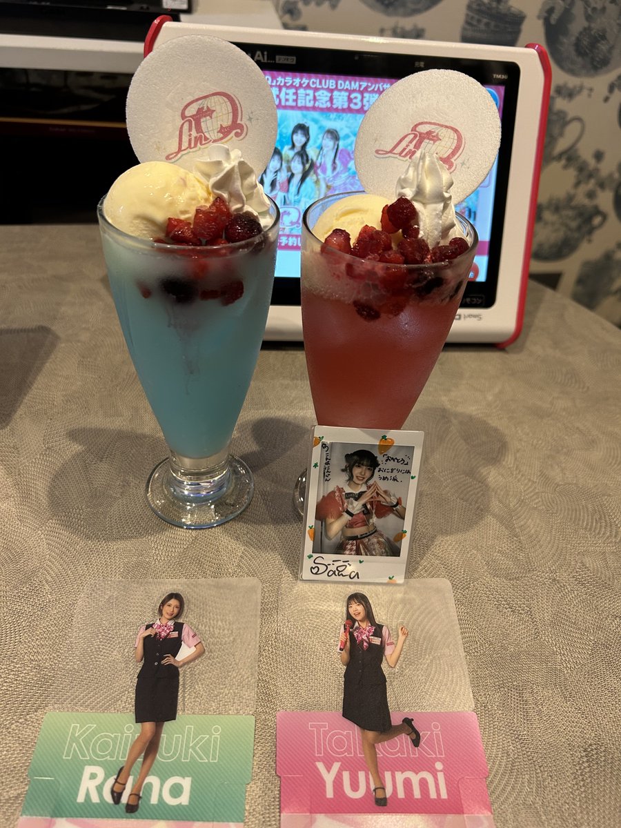 2525HITOSHI's tweet photo. 東京に行けない地方住みオタク親子の精一杯のオタ活(´ー`)
(ゆうみん部屋に飾ったけど、さわも欲しい...)
#LinQ
#森斗咲羽 #有村南海 #髙木悠未
#CLUBDAM https://t.co/ZkMibUI6Jb