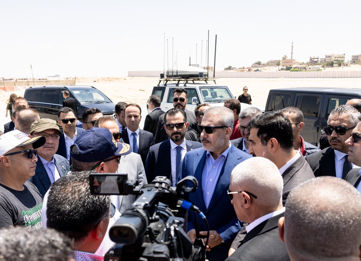 HakanFidan's tweet photo. Mısır’da, El Ariş Limanı’nda ve Refah Sınır Kapısı’nda yürütülen çalışmaları Mısırlı yetkililerle birlikte inceledim.

Türkiye, Gazze’ye en fazla insani yardım yapan ülke konumundadır. Fakat burada bulunma amacımız, Türkiye’nin yardımlarını konuşmak değil, Gazze’de yaşanan soykırımı dünya kamuoyunun dikkatine getirmektir.

İsrail’in sınır kapısını kapatması, yardım konvoylarını hedef alması, insani yardım çalışanlarını katletmesi, hasta ve sivil tahliyelerini engellemesi, binlerce kamyon yardım malzemesinin çürümesine sebep olması insanlığa karşı bir suçtur ve sınırın öbür tarafında yürüttüğü soykırımının ilk aşamasıdır.

İsrail yönetiminin bu zulmüne dünya sessiz kalmayı bırakmalı, yardımların Gazze’ye engelsiz ve kesintisiz ulaştırılması için daha fazla çaba göstermelidir.

Devletiyle, vatandaşıyla, sivil toplum kuruluşlarıyla Türkiye olarak sonuna kadar Filistinli kardeşlerimizin yanında duracak, ahlaki ve insani vazifemizi hakkıyla yerine getirmeye devam edeceğiz.