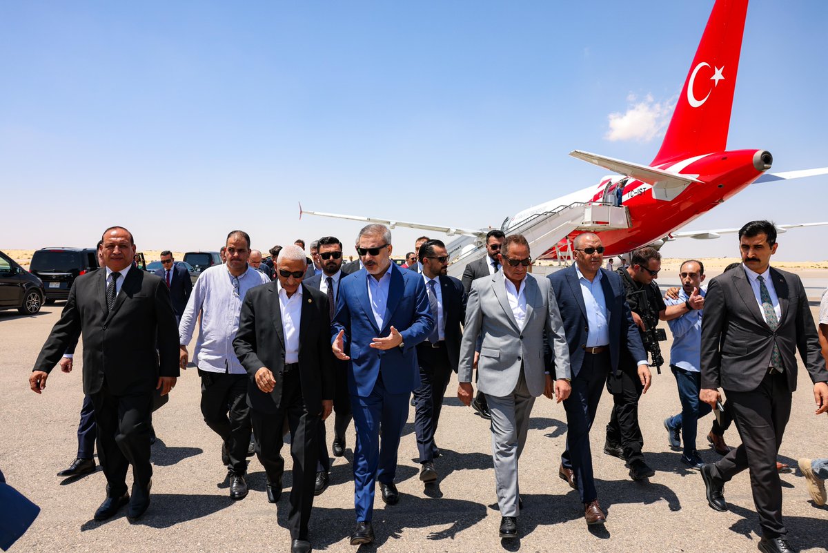 HakanFidan's tweet photo. Mısır’da, El Ariş Limanı’nda ve Refah Sınır Kapısı’nda yürütülen çalışmaları Mısırlı yetkililerle birlikte inceledim.

Türkiye, Gazze’ye en fazla insani yardım yapan ülke konumundadır. Fakat burada bulunma amacımız, Türkiye’nin yardımlarını konuşmak değil, Gazze’de yaşanan soykırımı dünya kamuoyunun dikkatine getirmektir.

İsrail’in sınır kapısını kapatması, yardım konvoylarını hedef alması, insani yardım çalışanlarını katletmesi, hasta ve sivil tahliyelerini engellemesi, binlerce kamyon yardım malzemesinin çürümesine sebep olması insanlığa karşı bir suçtur ve sınırın öbür tarafında yürüttüğü soykırımının ilk aşamasıdır.

İsrail yönetiminin bu zulmüne dünya sessiz kalmayı bırakmalı, yardımların Gazze’ye engelsiz ve kesintisiz ulaştırılması için daha fazla çaba göstermelidir.

Devletiyle, vatandaşıyla, sivil toplum kuruluşlarıyla Türkiye olarak sonuna kadar Filistinli kardeşlerimizin yanında duracak, ahlaki ve insani vazifemizi hakkıyla yerine getirmeye devam edeceğiz.