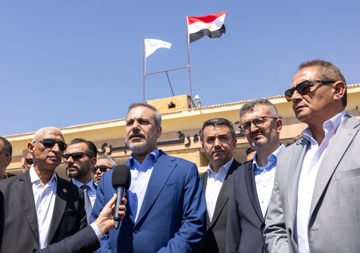 HakanFidan's tweet photo. Mısır’da, El Ariş Limanı’nda ve Refah Sınır Kapısı’nda yürütülen çalışmaları Mısırlı yetkililerle birlikte inceledim.

Türkiye, Gazze’ye en fazla insani yardım yapan ülke konumundadır. Fakat burada bulunma amacımız, Türkiye’nin yardımlarını konuşmak değil, Gazze’de yaşanan soykırımı dünya kamuoyunun dikkatine getirmektir.

İsrail’in sınır kapısını kapatması, yardım konvoylarını hedef alması, insani yardım çalışanlarını katletmesi, hasta ve sivil tahliyelerini engellemesi, binlerce kamyon yardım malzemesinin çürümesine sebep olması insanlığa karşı bir suçtur ve sınırın öbür tarafında yürüttüğü soykırımının ilk aşamasıdır.

İsrail yönetiminin bu zulmüne dünya sessiz kalmayı bırakmalı, yardımların Gazze’ye engelsiz ve kesintisiz ulaştırılması için daha fazla çaba göstermelidir.

Devletiyle, vatandaşıyla, sivil toplum kuruluşlarıyla Türkiye olarak sonuna kadar Filistinli kardeşlerimizin yanında duracak, ahlaki ve insani vazifemizi hakkıyla yerine getirmeye devam edeceğiz.