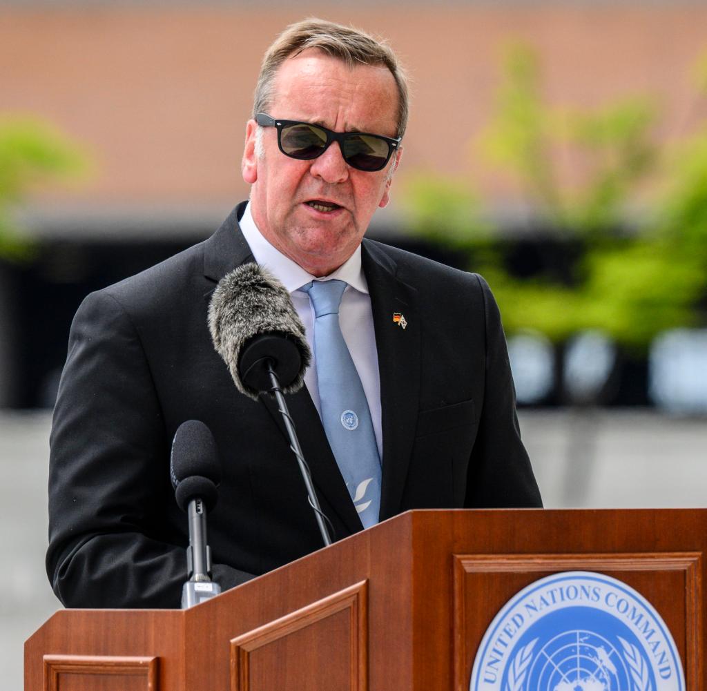 GoscheUff's tweet image. Würde #BorisPistorius sein #SPD #Parteibuch abgeben und bei der #CDU unterschreiben.. wäre die #Kanzlerfrage erledigt.  ( Symbolbild )