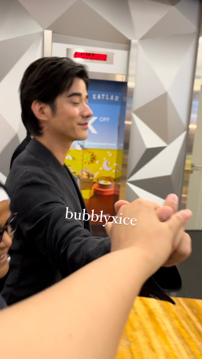 bubblyxice's tweet photo. kapan lagi bergenggaman tangan sama mario maurer coba😭😭

ya walaupun dia merem dikit gapapa lah ya🥹 https://t.co/EE9fw9H5cz
