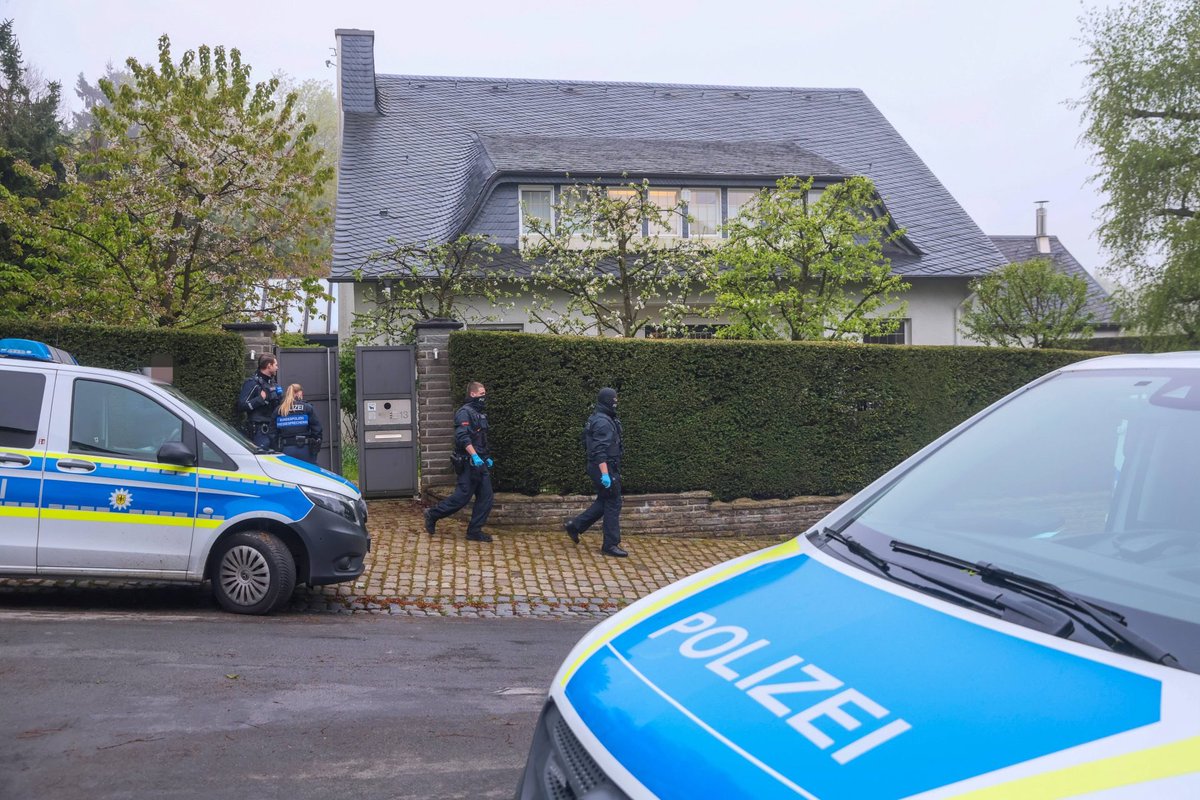 Der ehemalige SPD-Stabsleiter in der Verwaltung von Düren, Jens Bröker, hat gestanden 👉rund 300.000 Euro für das Einschleusen von Ausländern erhalten zu haben. Die Affäre ist Teil eines großangelegten Skandals.

apollo-news.net/300-000-euro-s…