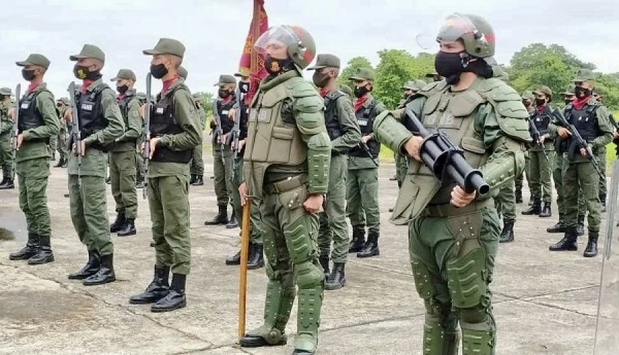 Todo nuestro reconocimiento y respeto a la honorable GNB en su día !!!
Pueblo uniformado y en armas para defender al pueblo y garantizar la PAZ y la soberanía de la Patria . 
Dios los bendiga para seguir cumpliendo su deber por VENEZUELA. Más firmes y revolucionarios que nunca .