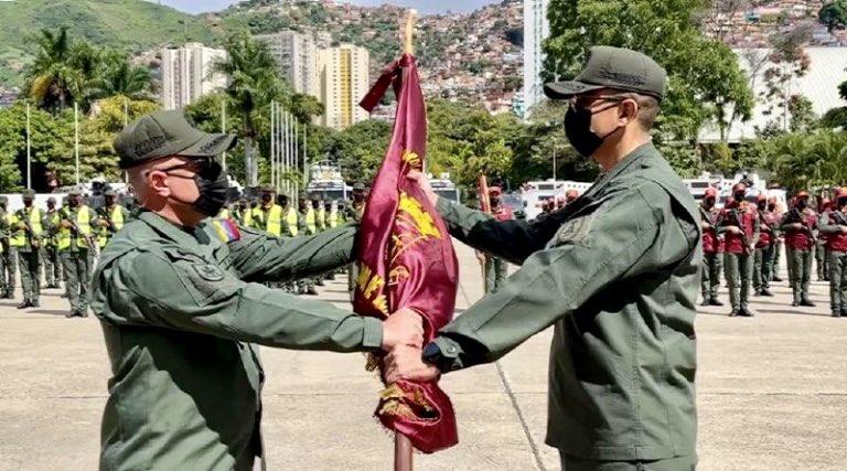 amarcanopsuv's tweet photo. Todo nuestro reconocimiento y respeto a la honorable GNB en su día !!!
Pueblo uniformado y en armas para defender al pueblo y garantizar la PAZ y la soberanía de la Patria . 
Dios los bendiga para seguir cumpliendo su deber por VENEZUELA. Más firmes y revolucionarios que nunca . https://t.co/uYxZbt2jwj