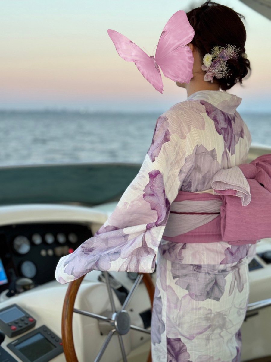 0001torasan's tweet photo. こんな格好だけど、ちゃんと免許持ってるから大丈夫♡🛥️
素敵クルーザーから観る花火最高でした✨

明日からも頑張るぞっ！📈

#FX初心者 #herlipto #Azimut https://t.co/VLX8KDogdC