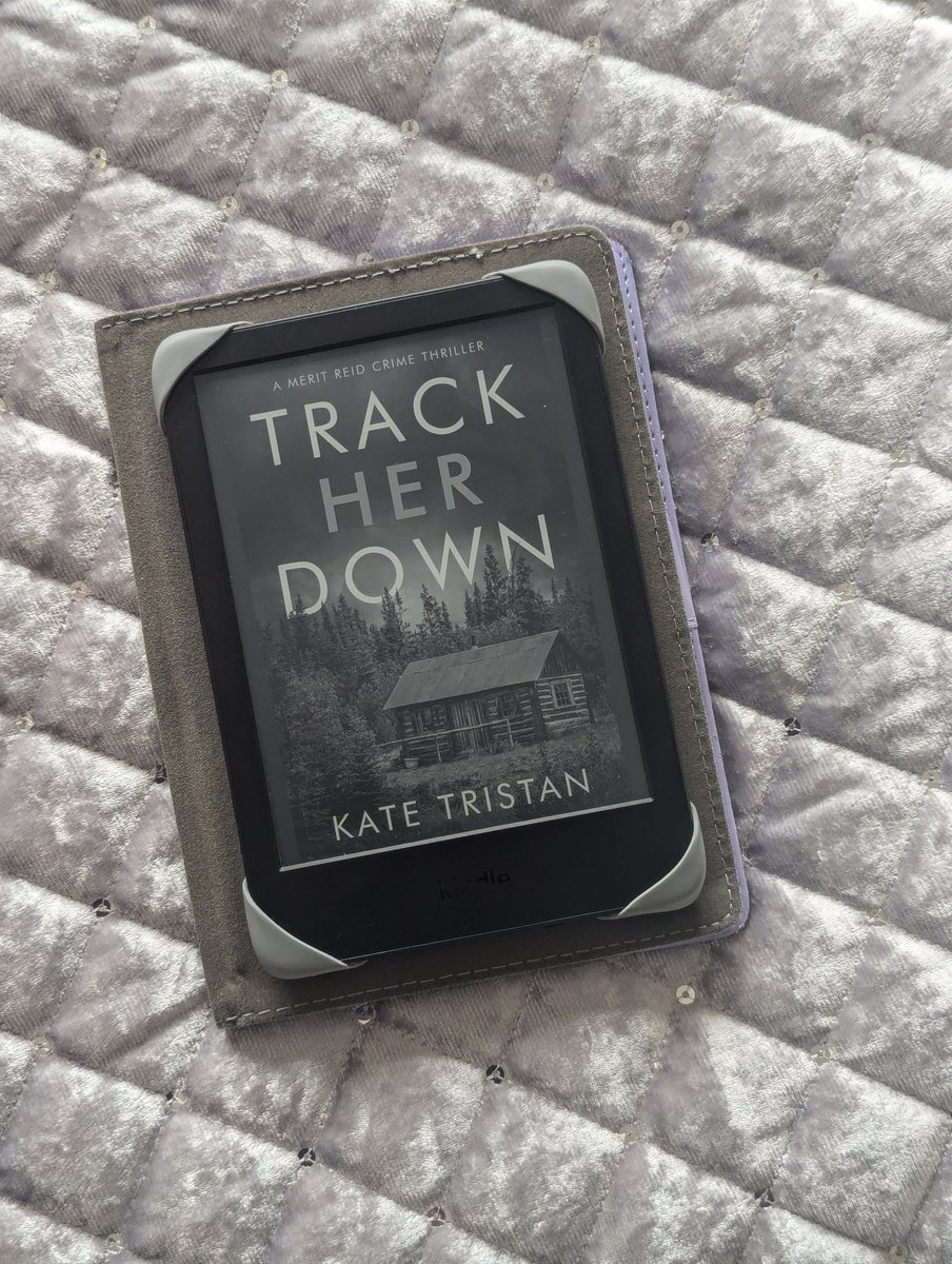 bookishworld_'s tweet photo. Finished Break Her Silence this morning and now reading #TrackHerDown! It's a thriller weekend 🔪 https://t.co/GUQpbXxeEg