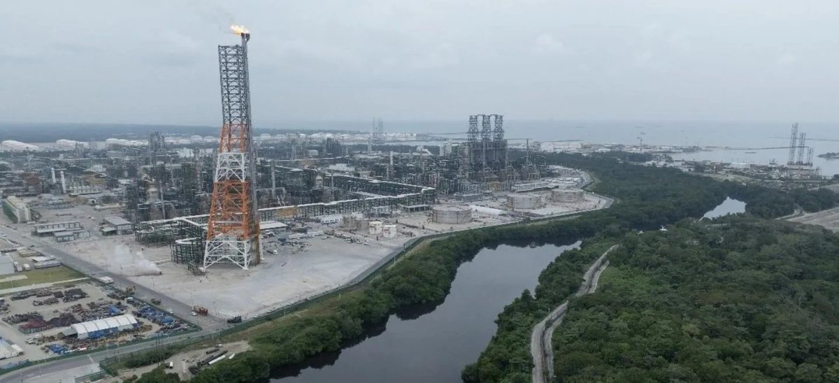 PFifiona's tweet photo. Cualquiera ve una refinería a medio terminar.

Los chairos ven una refinería terminada y media.

Cuestión de atole... https://t.co/hedSXhULYV