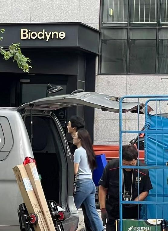 FThread00's tweet photo. TODAY CELEBRATION 1 MONTH ANNIVERSARY🎉
See in 4th july 2024 they happy after shopping together. How much love they love each other.look how lingling kwong and win metawin wearing same spectacles and t-shirt couple together.Please accept they love &amp; support them #winling https://t.co/xRmt1LePhc