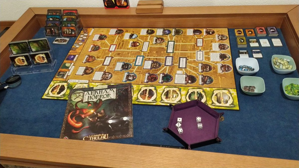 SamSolo's tweet photo. Tres trece años sin poder disfrutarlo por falta de espacio y tiempo, hoy volvemos a Arkham Horror 2a ed. todo gracias a @mesasparajuegos y su modelo Aura, mil gracias por abrirnos nuevamente este portal a los Otros Mundos. https://t.co/dssFeBbKem