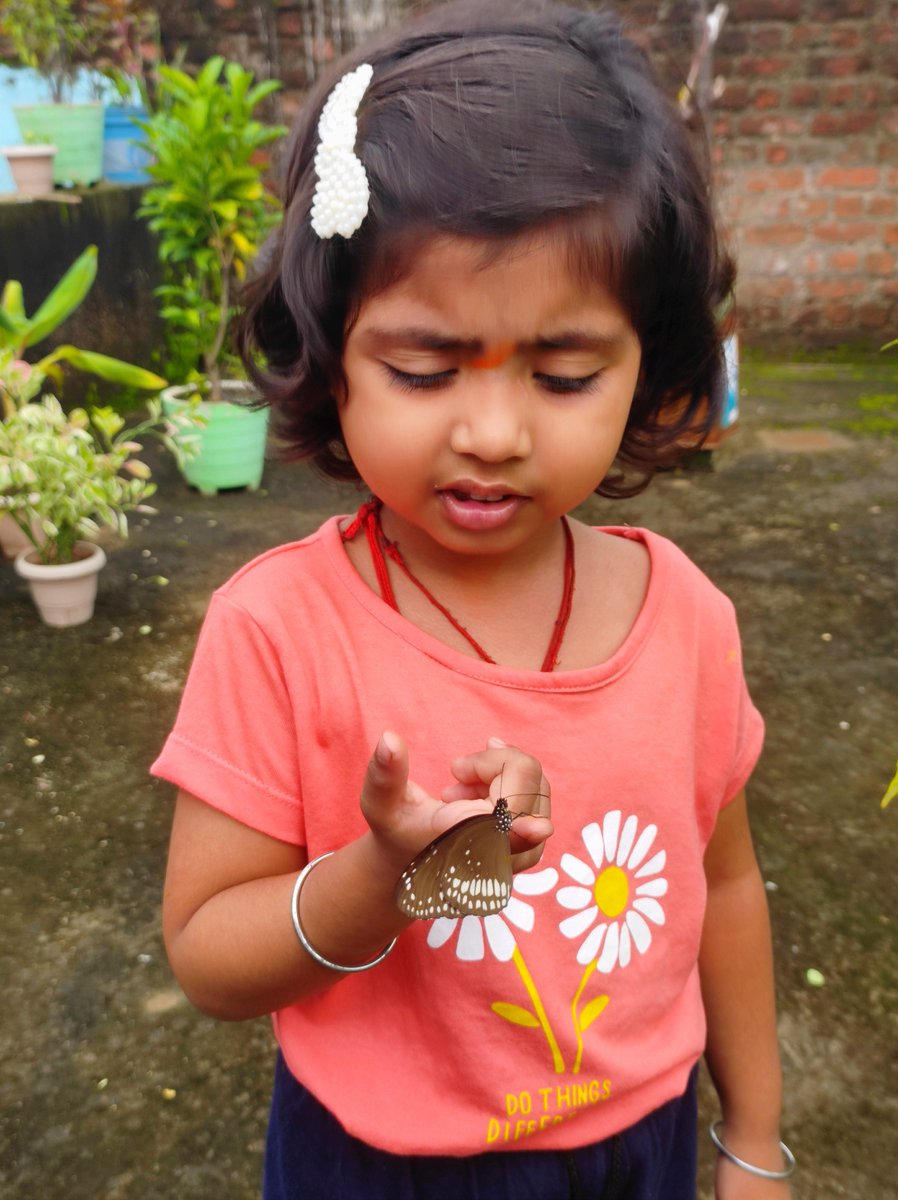 Shyamli_Kashyap's tweet image. •~Happy Friendship Day........❤️🦋

इसकी भी दोस्ती करा दी तितलियों से...🤗
#mishti