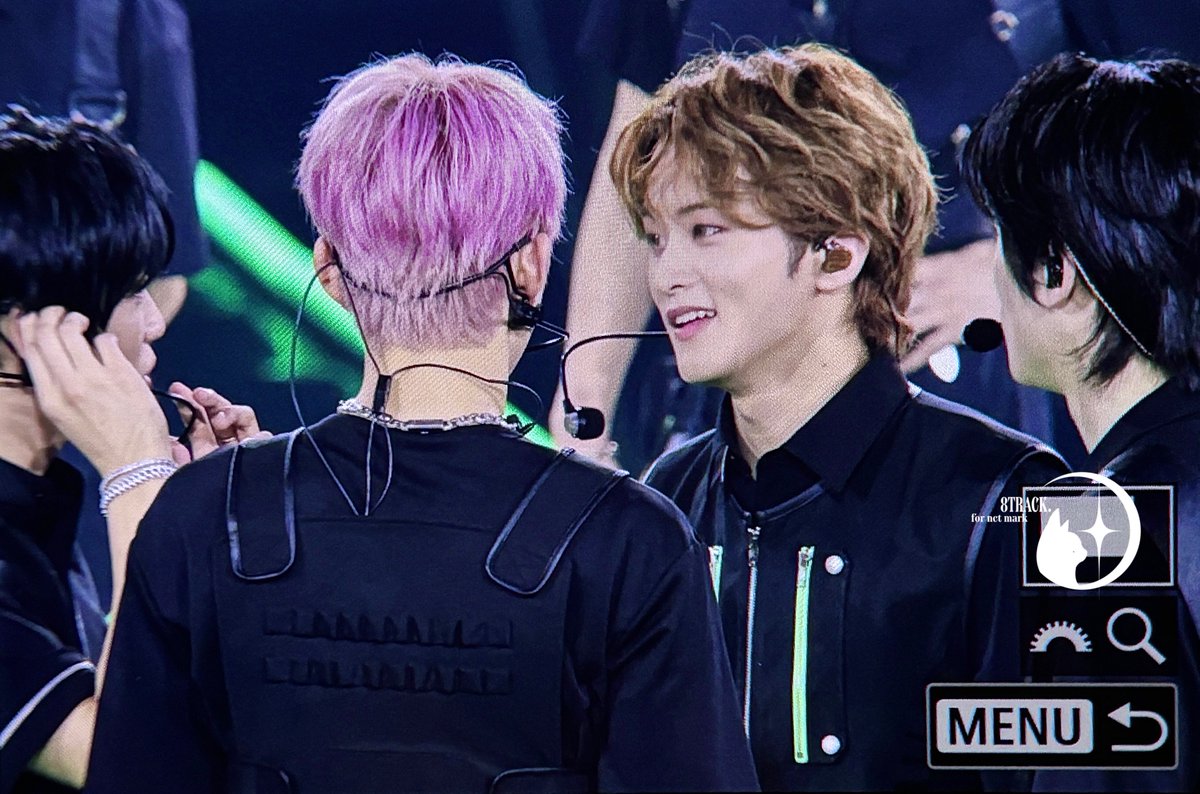 8_track_'s tweet photo. 240804 NCT127 팬미팅

#MARK #마크 #JUNGWOO #정우
#NCT #NCT127
#NCT127_8th_Anniversary https://t.co/lHKvjxpkj2