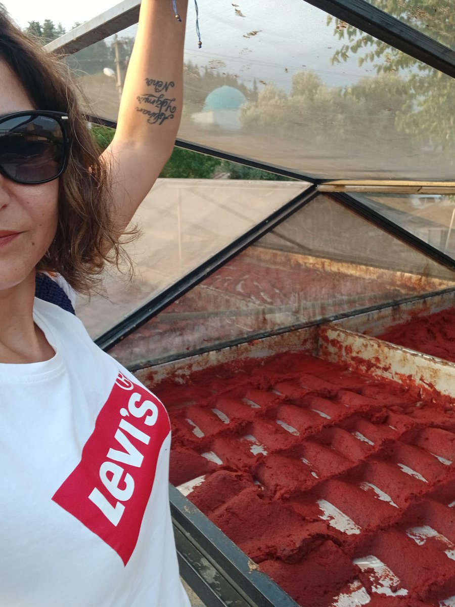 Kendi yetiştirdiğimiz biberlerimiz ile yaptığımız ürünler. Acı tatlı biber salçası,nar ekşisi, kırmızı biber siparişi alınır.
Temiz ve hijyen kurallarına uygun kurutuldu.
0542 303 22 23 

#çiftçikadın #kadınemeği #çiftçipazarı #kadın #sağlıklıbeslenme #food #yemek #adanasalçası