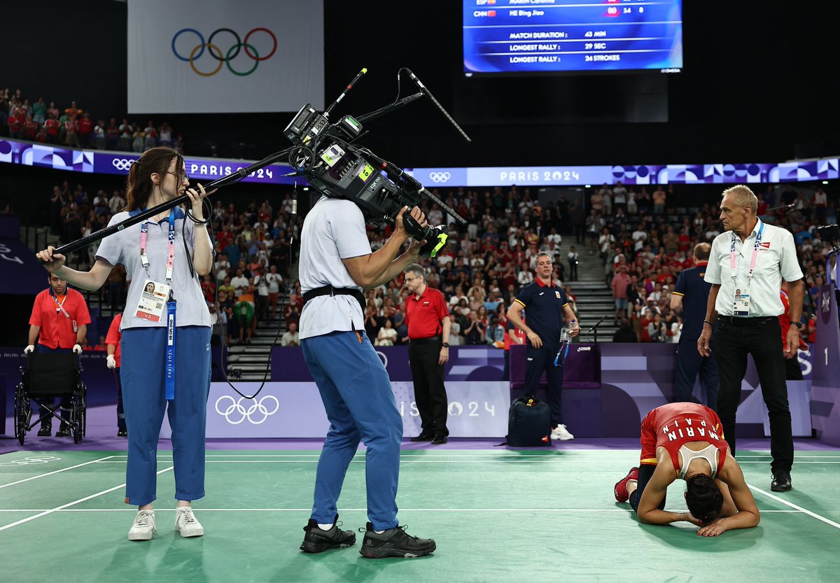 elchiringuitotv's tweet photo. GUERRERA.
CAMPEONA.
EJEMPLO.

Estamos todos contigo, @CarolinaMarin.
