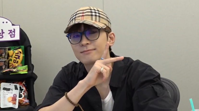 wonubliss's tweet photo. wonwoo capture time 🤎🧢 https://t.co/AhzX4mZkFV