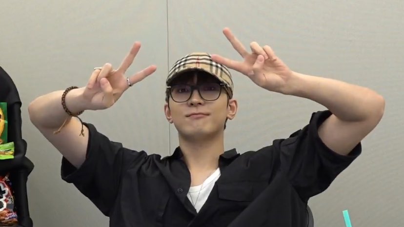 wonubliss's tweet photo. wonwoo capture time 🤎🧢 https://t.co/AhzX4mZkFV