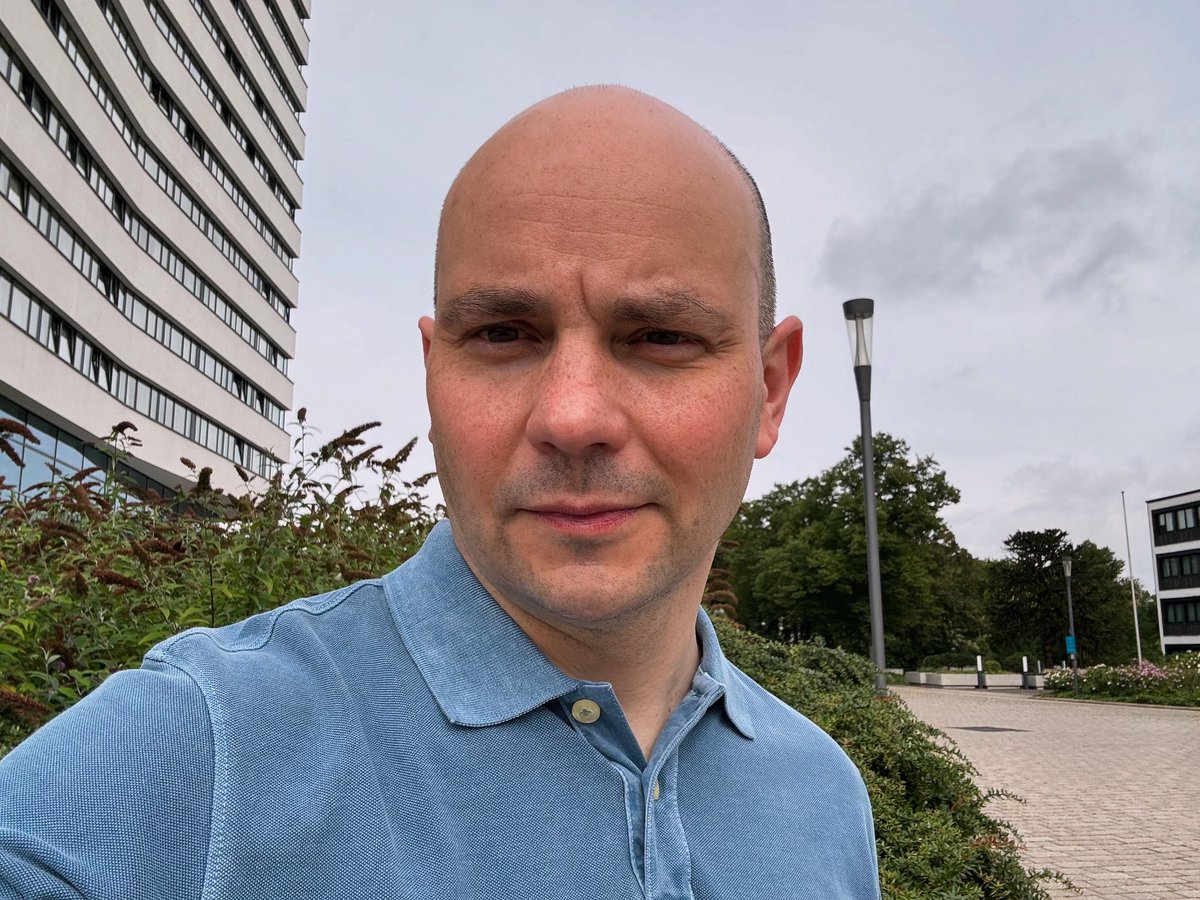 Привет Твиттер вот и я вернулся) Скучал по вам всем! 
Слышал тут теперь все ругаются. Врут, конечно