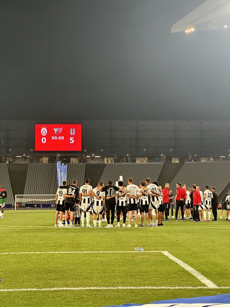 Eaglemedia__'s tweet photo. Kulüp fotoğrafçıları, kupa seremonisi sonrası skor tabelasının önünde takım fotoğrafı çekmek istedi.

Giovanni van Bronckhorst, bunu ‘saygısızlık olur’ gerekçesiyle kabul etmedi. (Emre Tanrıver) https://t.co/FZTJZYBJA2