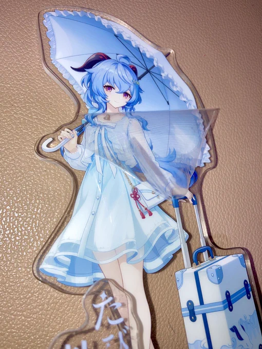 アクリルスタンドって買った時から傷付いてたりするから正直あんまり好きじゃなかったんですよね…その話を友人にしたら「フィルム剥がせば?」って言われて試しに爪でカシカシしてみたらホントにフィルムあるじゃん!甘雨ちゃんがいつも通り綺麗になりました!ありがとう!! 