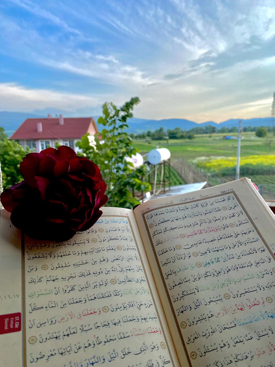 hayalmeyalmis's tweet image. “Seni hiçbir dünya telaşına değişmem ben.”