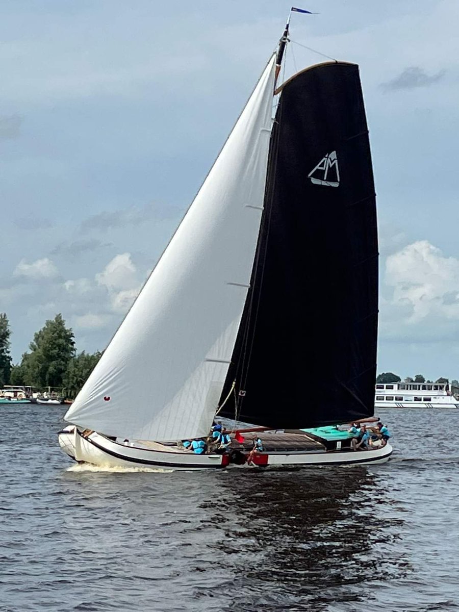 skutsjemeeter's tweet photo. De eerste dag op Grou, was niet een goede dag.
Als 12e over de finish met nog  twee protesten. Het protest tegen Drachten werd toegekend, maar de situatie met Earnewald en de Halve maan moet nog beter bekeken worden. Die uitslag volgt as maandagochtend.
#akkrumerskutsje #SKS24 https://t.co/WCFGT8JvIp