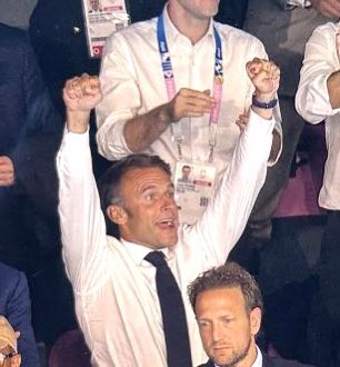 f_philippot's tweet photo. Macron en PLS !⤵️

Bravo au sportif français Simon Delestre, médaillé de bronze en équitation, qui a osé remettre #Macron à sa place, le président super glu qui colle les athlètes devant les caméras de télévision, en déclarant « Ce n’est pas pour lui qu’on fait ça ! »
(cf : https://t.co/cUOX3ZBaV6)

Macron n’a gagné qu’une seule médaille : celle du déshonneur d’avoir trahi et planté la France depuis des années !
Il n’est pas la France qui brille et qui gagne, tout au contraire !

Bravo à tous ceux qui le remettront à sa place ! Bravo aux vrais champions !
#Paris2024