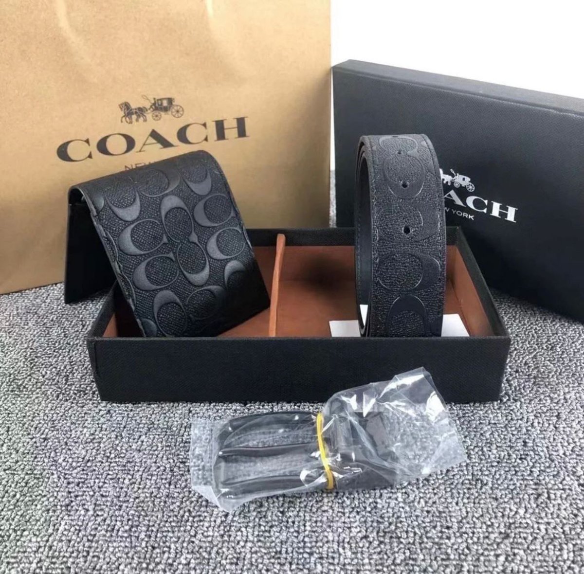emarat550's tweet photo. COACH 

طقم محفظة و حزام رجالي 

كواليتي عالي

مع بوكس 

✨✨✨✨✨ https://t.co/E0naHKmPvN