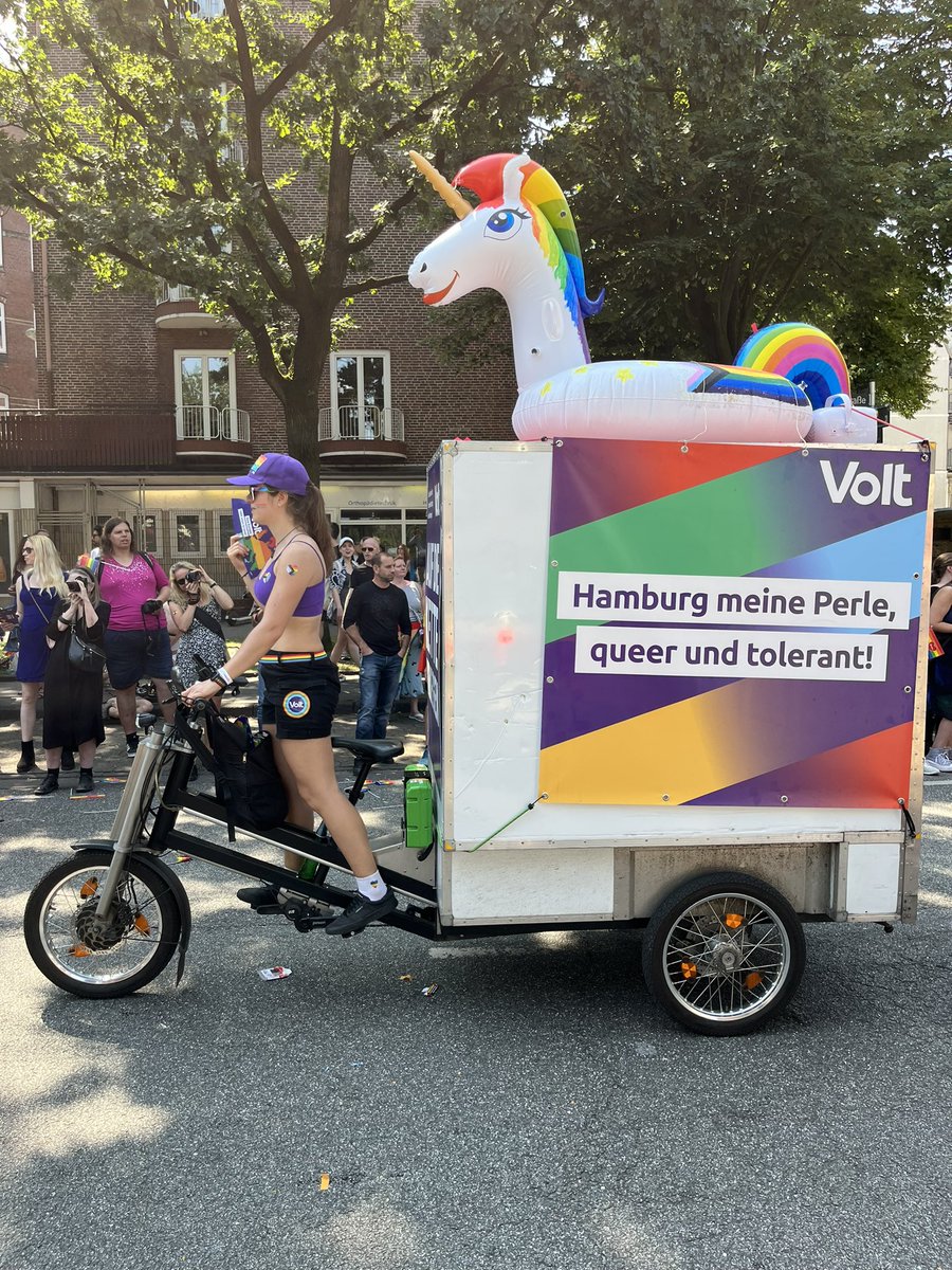 HamburgVolt's tweet photo. Alle wissen, dass der Regenbogen nicht die Farbe Braun-Blau kennt. Danke, Hamburg, für diese wichtige #csddemo #gegenrechtsdruck und viele glitzernde Gespräche ✨🪩🌈 Wir bleiben in Bewegung #HamburgPride 💜 https://t.co/xWmzk53dnD