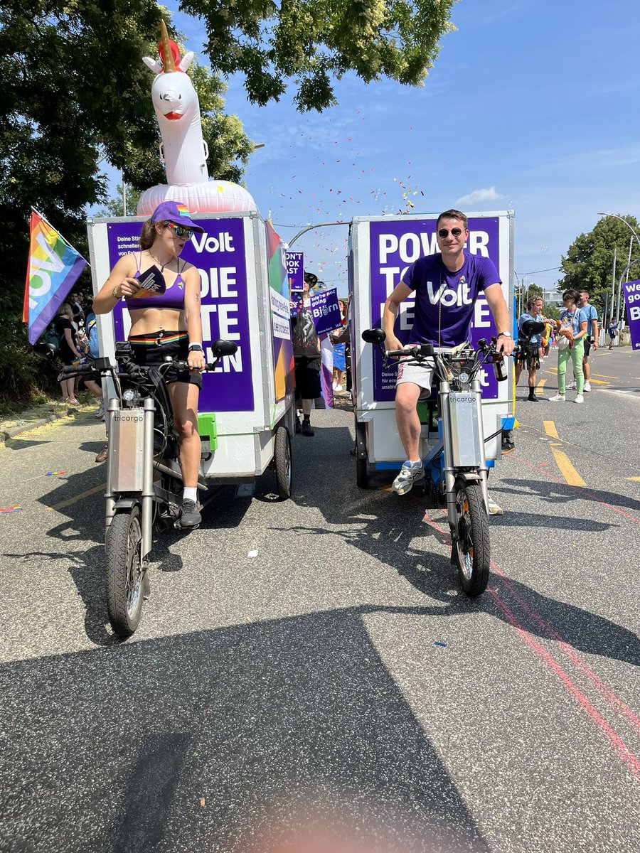 HamburgVolt's tweet photo. Alle wissen, dass der Regenbogen nicht die Farbe Braun-Blau kennt. Danke, Hamburg, für diese wichtige #csddemo #gegenrechtsdruck und viele glitzernde Gespräche ✨🪩🌈 Wir bleiben in Bewegung #HamburgPride 💜 https://t.co/xWmzk53dnD