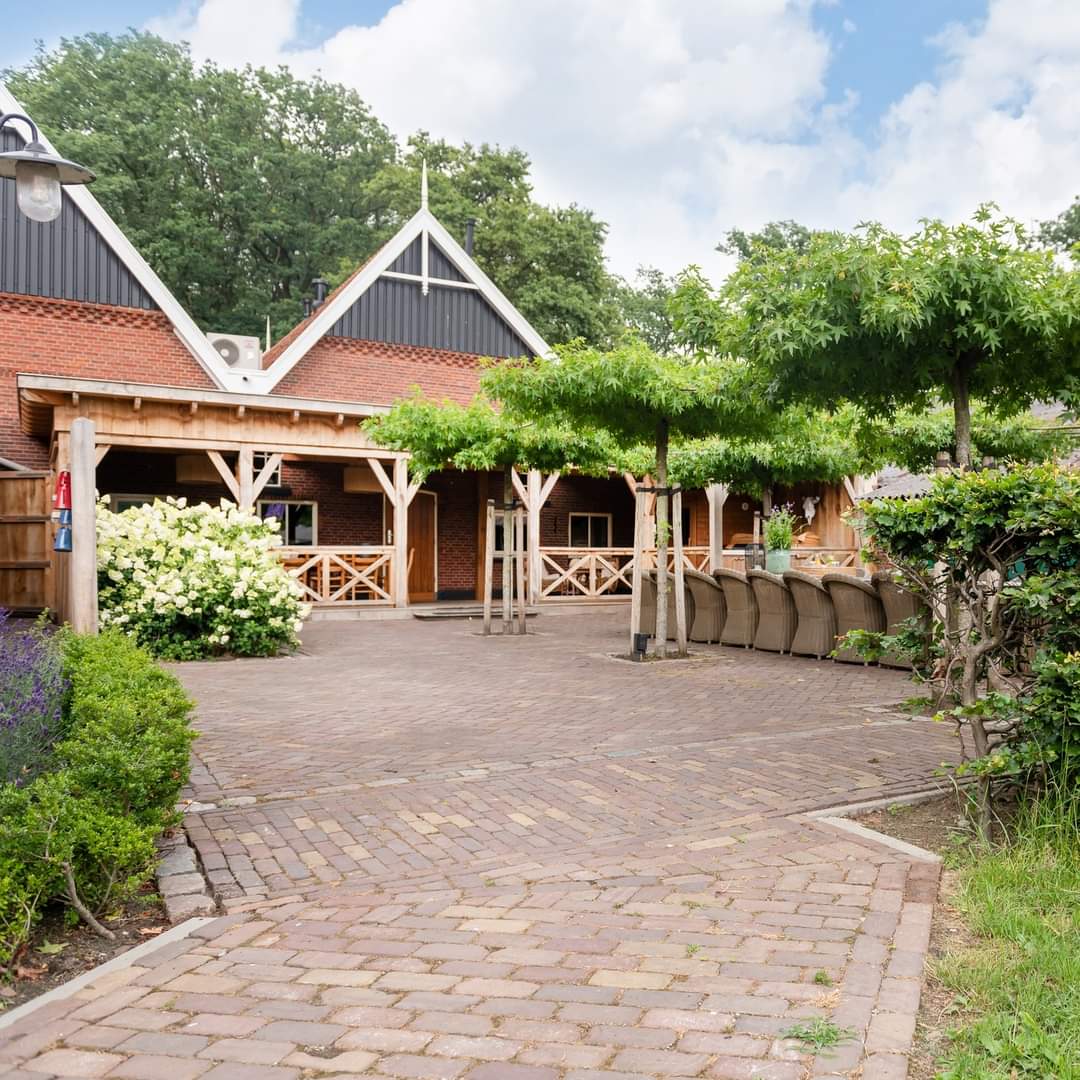 ErveBroam's tweet photo. Ben je op zoek naar een plek voor teambuilding, jubileum of een andere speciale gelegenheid. Alles is mogelijk! Een stijlvol feestje alsof het in je eigen achtertuin is maar dan met de ruimte van @ErveBroam. [tot 70 personen] We denken graag mee. Neem contact met ons op. https://t.co/kHe00UdIOq