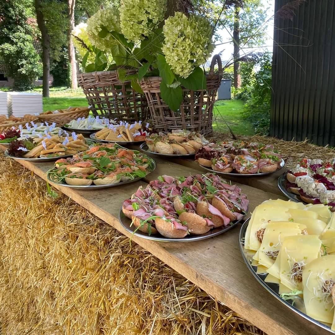 ErveBroam's tweet photo. Ben je op zoek naar een plek voor teambuilding, jubileum of een andere speciale gelegenheid. Alles is mogelijk! Een stijlvol feestje alsof het in je eigen achtertuin is maar dan met de ruimte van @ErveBroam. [tot 70 personen] We denken graag mee. Neem contact met ons op. https://t.co/kHe00UdIOq