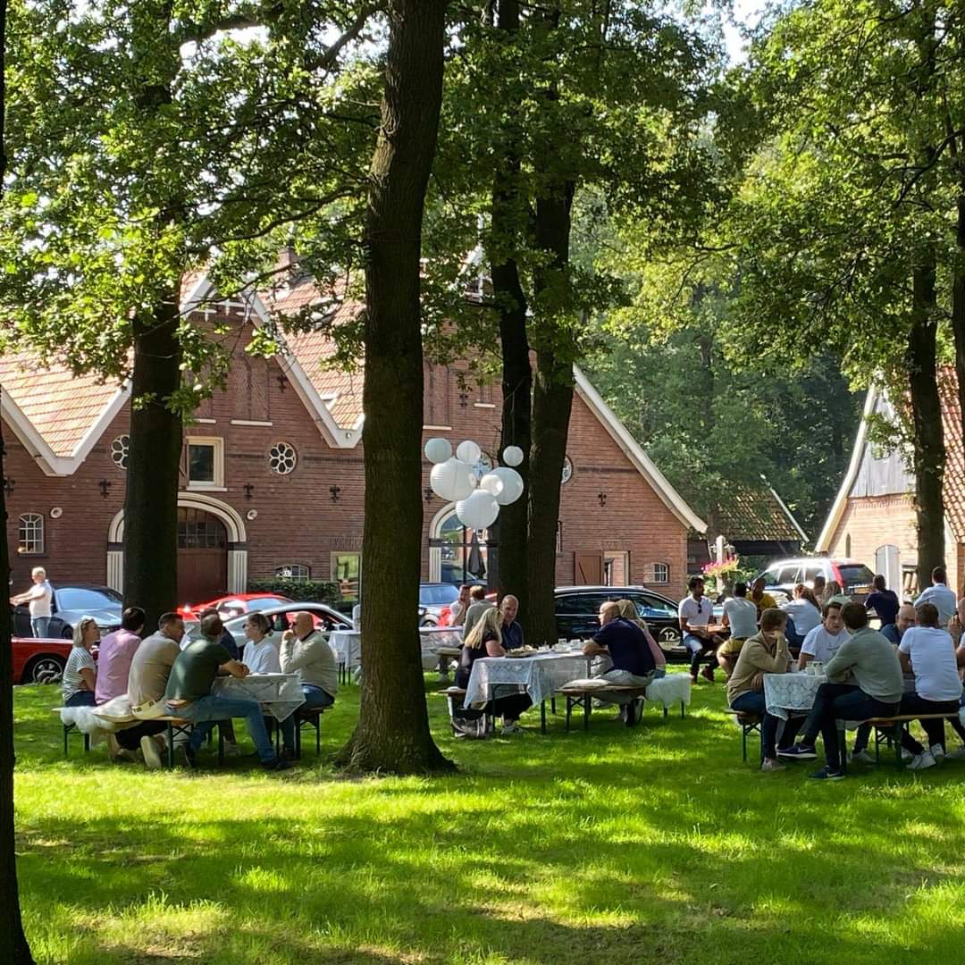 ErveBroam's tweet photo. Ben je op zoek naar een plek voor teambuilding, jubileum of een andere speciale gelegenheid. Alles is mogelijk! Een stijlvol feestje alsof het in je eigen achtertuin is maar dan met de ruimte van @ErveBroam. [tot 70 personen] We denken graag mee. Neem contact met ons op. https://t.co/kHe00UdIOq