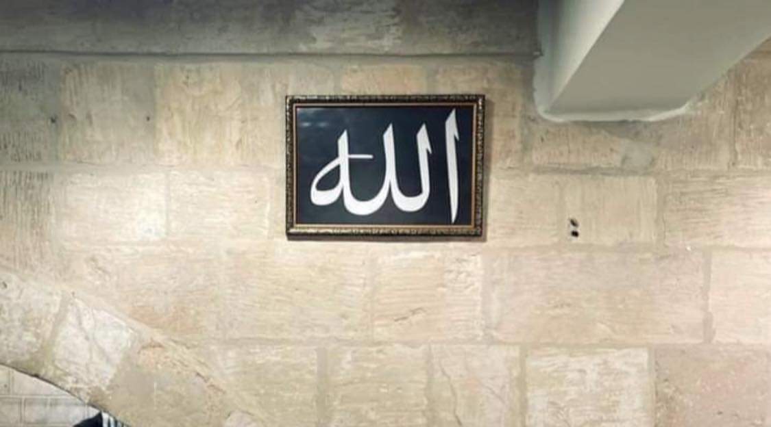 فَلَيتَكَ تَحلو وَالحَياةُ مَريرَةٌ
            وَلَيتَكَ تَرضى وَالأَنامُ غِضابُ

وَلَيتَ الَّذي بَيني وَبَينَكَ عامِرٌ
            وَبَيني وَبَينَ العالَمينَ خَرابُ

إِذا نِلتُ مِنكَ الوُدَّ فَالكُلُّ هَيِّنٌ
            وَكُلُّ الَّذي فَوقَ التُرابِ تُرابِ

🥹🥹