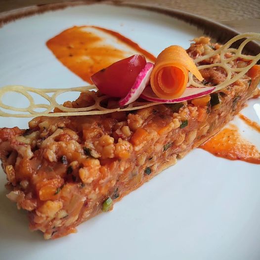 Les Gambas on adore, mais on est d'accord c'est pénible à décortiquer ? Qu'à cela ne tienne! Au Bailliage on vous a préparé une entrée pleine de fraîcheur pour l'été : Gambas à la tomate, pointe de menthe, sablé à la lentille de la planèze, sorbet tomate basilic 100% fait maison!