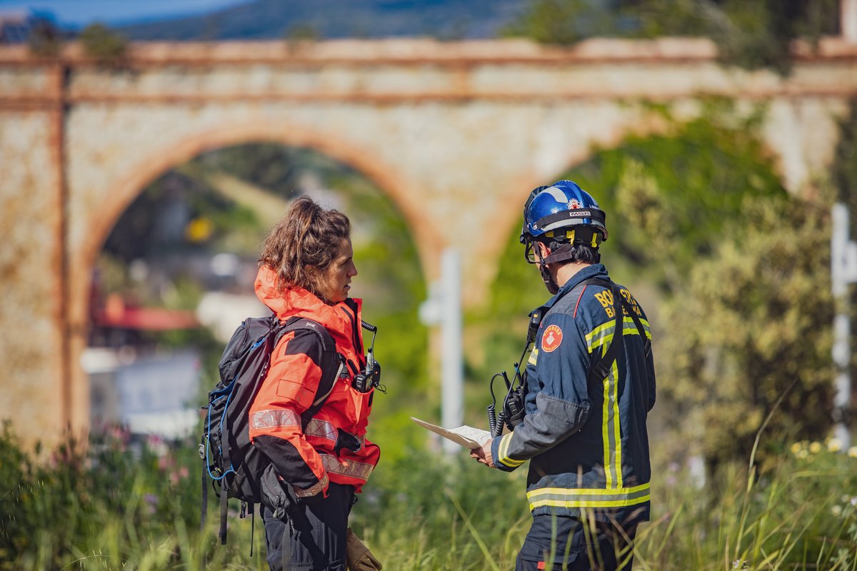 BCN_Bombers's tweet photo. A l'estiu, els #BombersBCN, la @GUBBarcelona i el #CUESB pratiquem simulcres d'incendi forestal, com aquest que vam fer a #TorreBaró.
Treballem la nostra resposta i coordinació amb altres cossos i veïnat en cas d'incendi real.
ℹ️ https://t.co/IQD7XcMr8f https://t.co/Zo7NL6Mbin