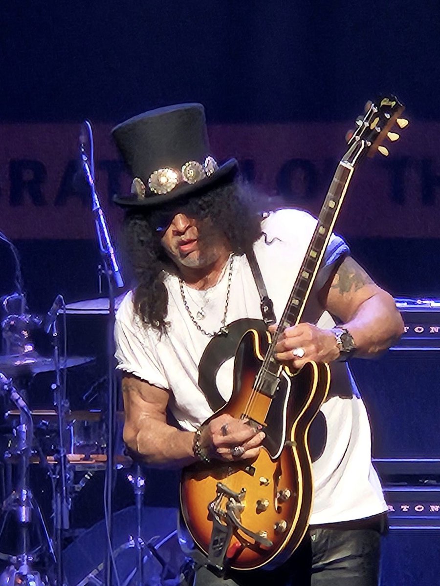 SlashArmyAUT's tweet photo. Slash's Blues Ball moments from Ledyard, 02.08. 😎😁✌️🤘🎩🎸
Photos: Johnny Keegan Tunstall
@Slash  @tash_neal @johnnygriparic @theteddyzigzag @mmjerome
#slash #tashneal #johnnygriparic #teddyzigzag #michaeljerome #bluesball #ledyard #serpentfestival https://t.co/GANVllSJ0y