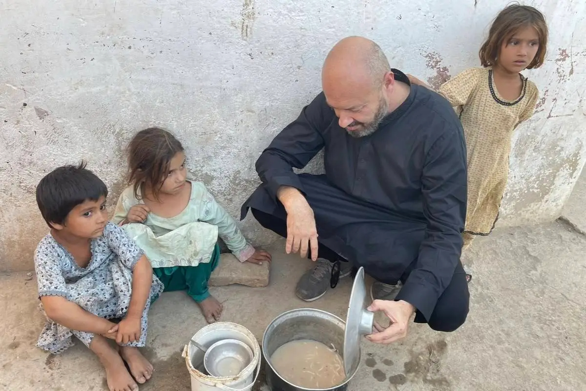 BCulinaryWP's tweet photo. BCWP 2024 Chef Andrés Torres, interviewed at @MiddleEastMnt: “Food is a basic human right, and in places of war, the children – our future – are dying of starvation".
📘 https://t.co/TCuUAXC6oL
#BCWP2024 #BCWP24 #foodforchange #bculinary #euskadi #basquecountry https://t.co/eQjNDZuAis