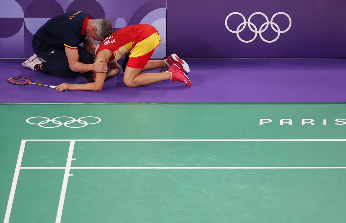 Perseguía el oro que no pudo luchar en Tokio 2020 debido a su segunda lesión de cruzado. La vida, a veces, es muy injusta.

Tras romperse hoy, lo ha intentado con una rodillera a pesar del dolor…

La grandeza va mucho más allá de las medallas. 

📸 Michael Reaves/Getty Images