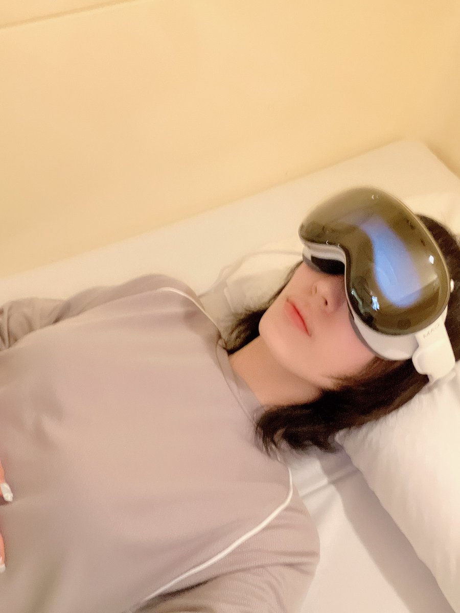 omeme_1231's tweet photo. サウナ×  #AppleVisionPro 🧖‍♀️
「追いととのう」体験させていただきました！
サウナでととのった後に、カプセルブースに入って体験する癒しコンテンツ🐬
徐々にバーチャルへシフトするのが、なんだか夢うつつな体験で更にととのえました！

 #ドシー  #XR研究所 https://t.co/uzJY6dFiBI