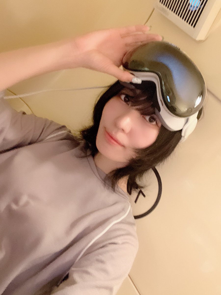 omeme_1231's tweet photo. サウナ×  #AppleVisionPro 🧖‍♀️
「追いととのう」体験させていただきました！
サウナでととのった後に、カプセルブースに入って体験する癒しコンテンツ🐬
徐々にバーチャルへシフトするのが、なんだか夢うつつな体験で更にととのえました！

 #ドシー  #XR研究所 https://t.co/uzJY6dFiBI