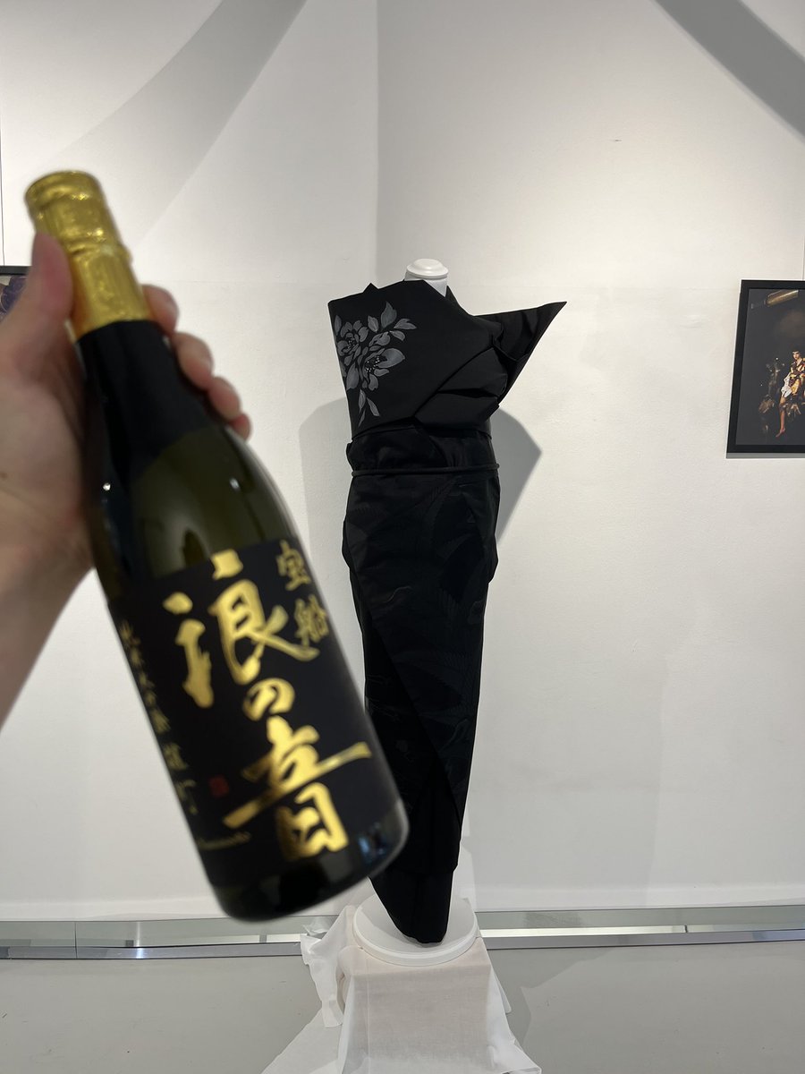 SitziaRoberta's tweet photo. モダン着物と日本酒のイベント。日本酒の文化と日本の伝統をイタリアにもたらした美しいイベントです。古代と現代が出会い、ユニークなプロジェクトが生まれました。めっちゃ幸せ ！ 😊 https://t.co/x3d3LoIhEO